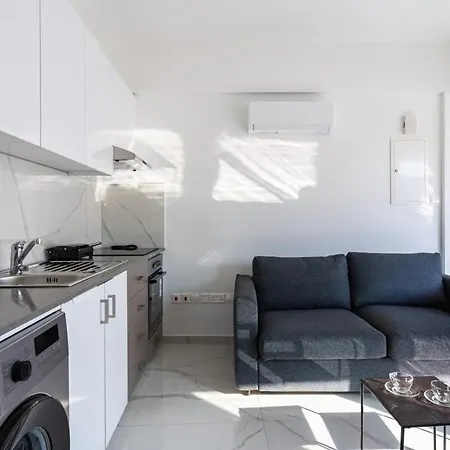 Apartment Marble - Cozy W Balcony In Larnaca